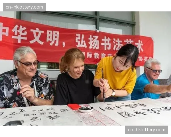 镜头捕捉：看台上小球迷高举“丙午马年，一马当先”中文横幅为球队助威