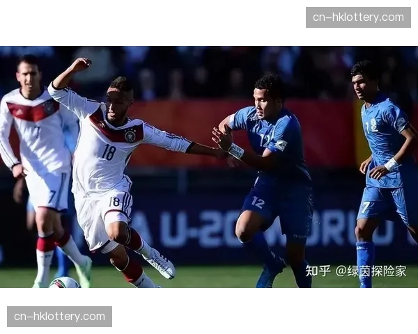 老将的落寞：洛里昂队长赛后独自坐在空荡的球场